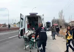 Öğrenci servis midibüsü ile kamyonet çarpıştı: 17 yaralı
