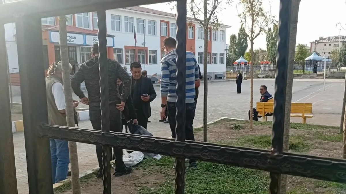 Van'da kız öğrenci okula pompalı tüfekle geldi! Öğretmen ve veliler müdahale etti