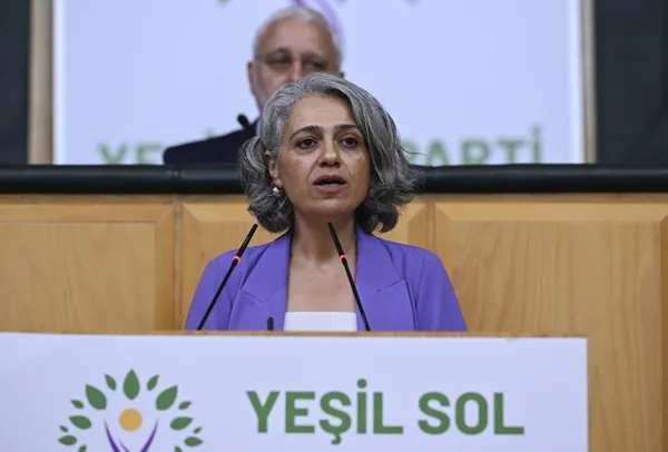 "Terörist yengesi" HDP'li Çiğdem Kılıçgün Uçar'dan Öcalan'a methiyeler! Gazi Meclis'te büyük skandal - 1