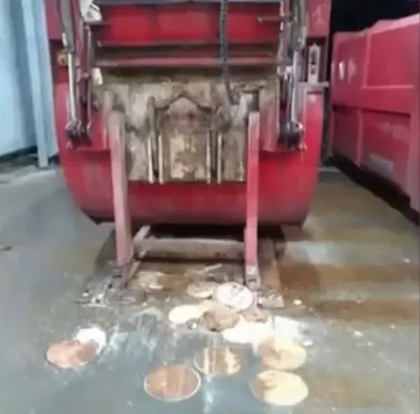 kinderin-ardindan-nestlede-buyuk-skandal-uretilen-pizzadaki-bakteri-nedeniyle-iki-cocuk-oldu-uretim-tesislerin-1649432386162.jpg Kinder'in ardından Nestle'de büyük skandal! Üretilen pizzadaki bakteri nedeniyle iki çocuk öldü! Üretim tesislerinde gezen kurtçuklar... - 1