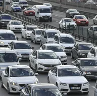 İstanbulda kısıtlama öncesi klasiği: Trafik kilit! Duraklar insan seli...