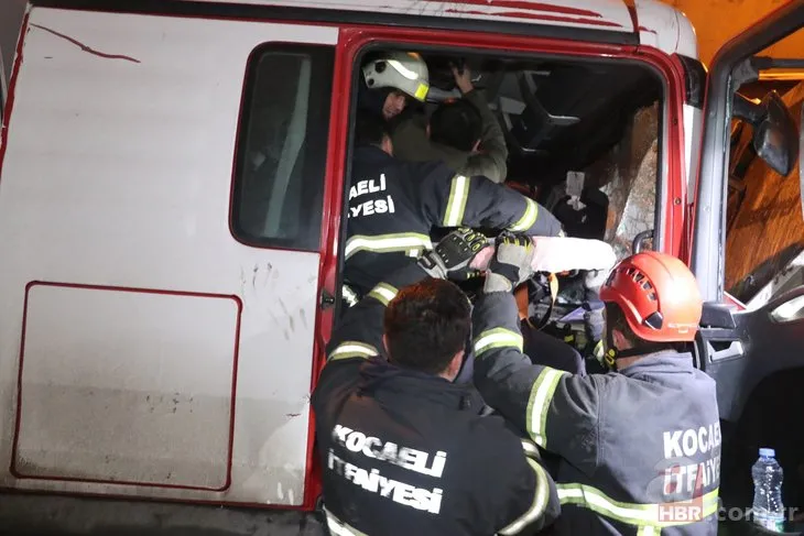 Kocaeli’nde TEM Otoyolu Gültepe Tüneli’nde feci kaza: 3 kamyon birbirine girdi