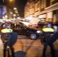 Hollandada Türk vatandaşlarına polis köpekleriyle müdahale