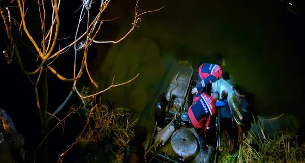 1702723833391.jpg Otomobiliyle Yeşilırmak'a uçtu! Dehşet anı kamerada - 3