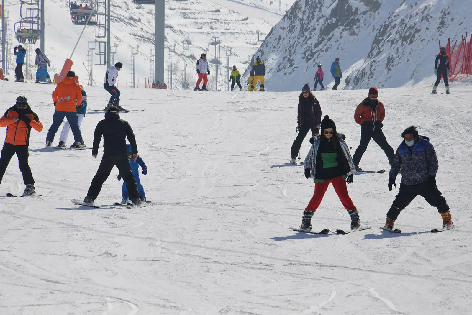 Turistlere kısıtlamada kayak keyfi