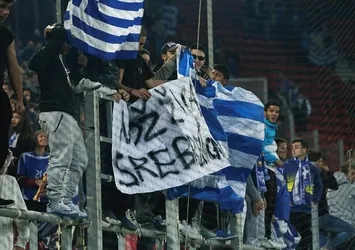 Yunan taraftarlardan küstah pankart