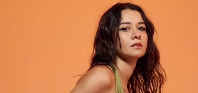 Yeni şarkısıyla listeleri salladı