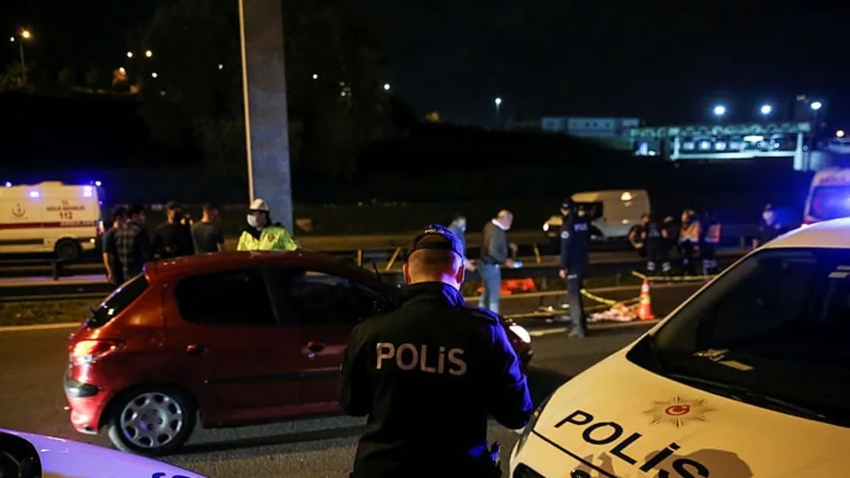 Esenler'de korkunç olay! Yol kenarında genç kadını vurup intihar etti