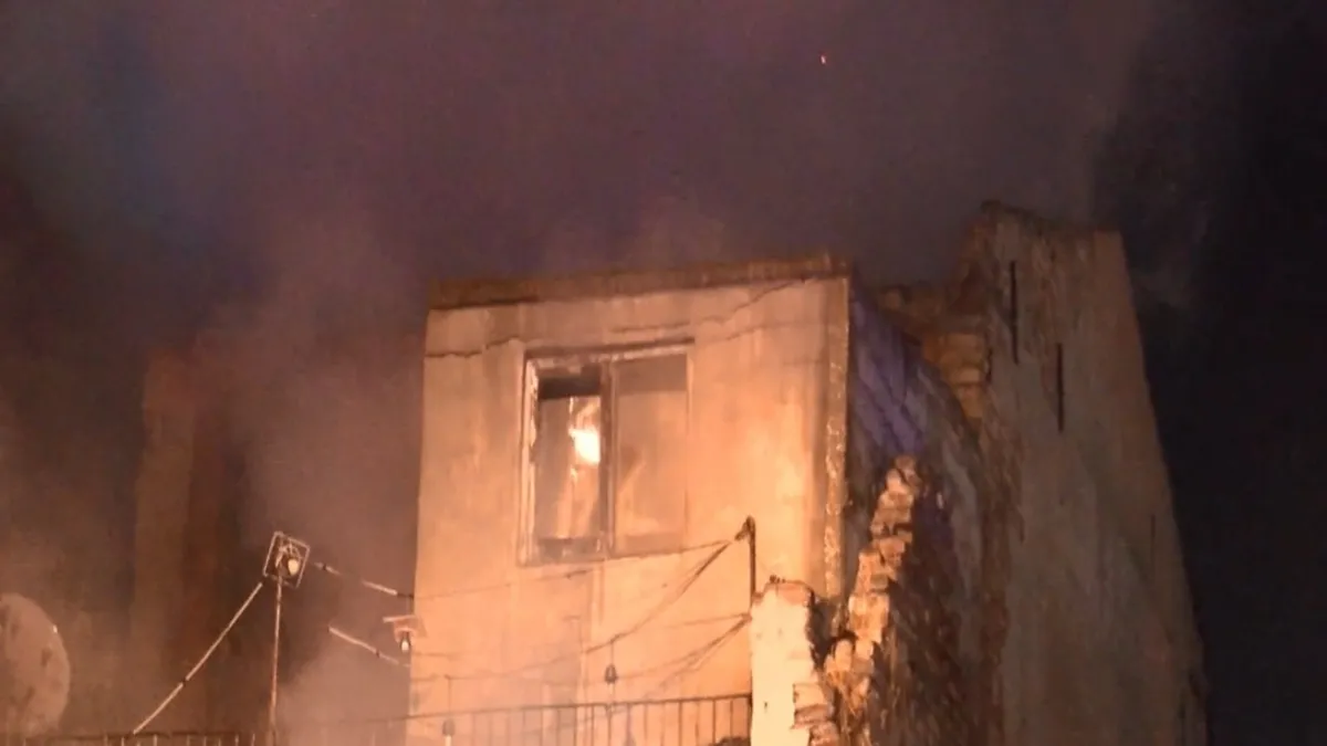 Fatih'te korkutan yangın! 2 katlı metruk bina cayır cayır yandı