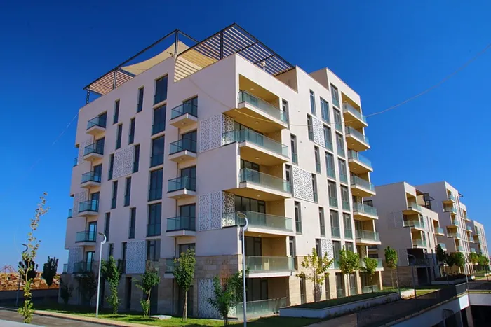 konut-ve-is-yerlerinin-tamaminin-yapimina-baslandi-452-bin-983-hane-yil-sonunda-hazir-1738584798607.jpg Hak sahipleri için düzenlenen kura çekimleriyle konut teslim süreçleri hızlanıyor. (AA)