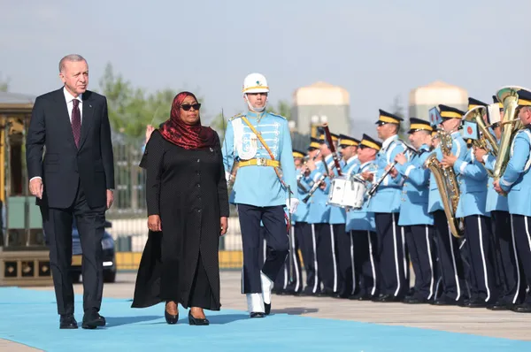 tanzanya-cumhurbaskani-ankarada-baskan-erdogan-samia-suluhu-hassani-resmi-torenle-karsiladi-1713454510860.jpg Tanzanya Cumhurbaşkanı Ankara'da! Başkan Erdoğan: Bu ziyaret bir dönüm noktası olacak - 5