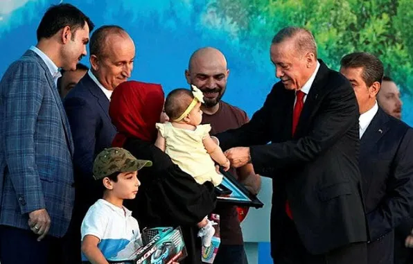 Aileler dev sosyal konut projesiyle evlerine kavuştu! Başkan Erdoğan’a teşekkür