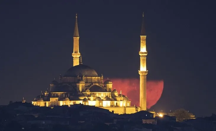 İstanbul’da dolunay manzarası görenleri mest etti