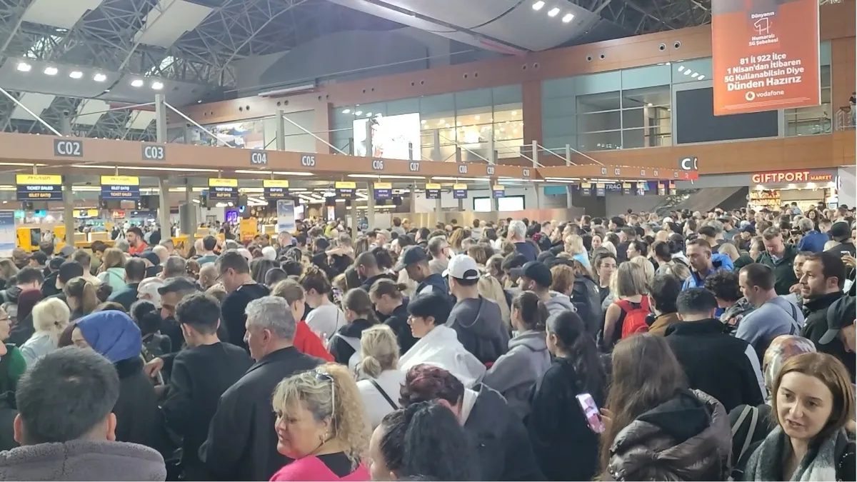 Hava trafiğine olumsuz hava engeli! Sabiha Gökçen'de yolcular terminalde kaldı