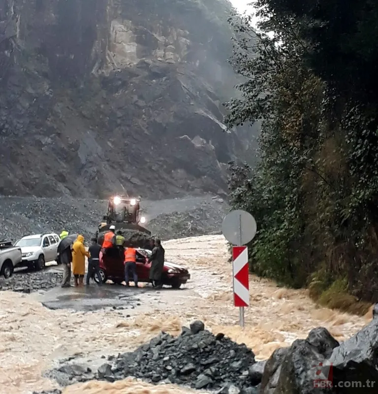 Rize'de şiddetli yağış eğitime ara verdirdi 14