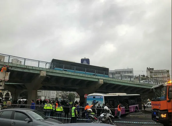 Aksaray'da halk otobüsü tramvay hattına girdi! - 2