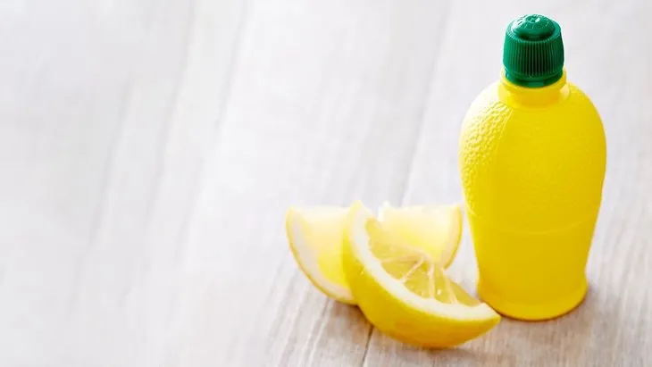 Zayıflamak isteyenlerin gizli reçetesi: 🍋 Limon suyuna 2 tutam atın! Yağ yakımını başlatıyor...