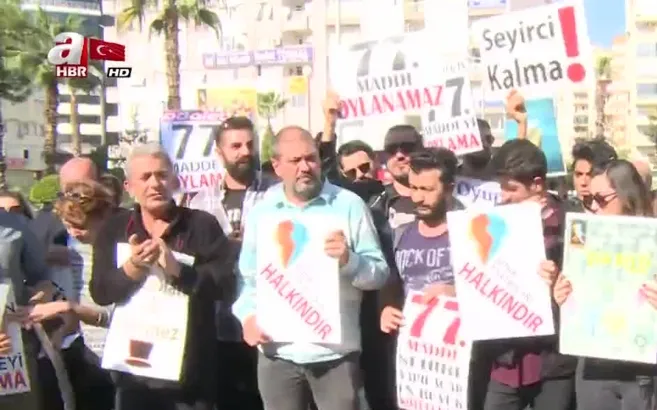 Antalya Büyükşehir Belediyesince sözleşmeleri feshedilen 49 tiyatrocu eylem yaptı