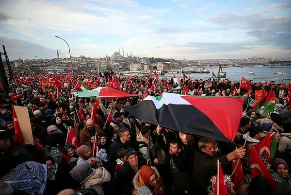 galatadaki-tarihi-yuruyus-dunya-basininda-israil-gazetesi-provokasyona-giristi-1704118214881.jpeg Galata'daki tarihi yürüyüş dünya basınında! İsrail gazetesi provokasyona girişti - 2