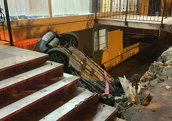 Sürücü ile yolcu tartıştı otomobil takla attı: 1'i ağır 2 yaralı