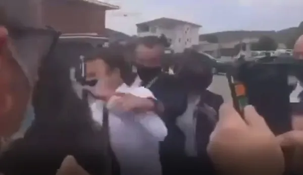 fransada-protestocu-cumhurbaskani-macrona-tokat-atti-1668968288611.jpg Fransa'da protestocu Cumhurbaşkanı Macron'a tokat attı - 3