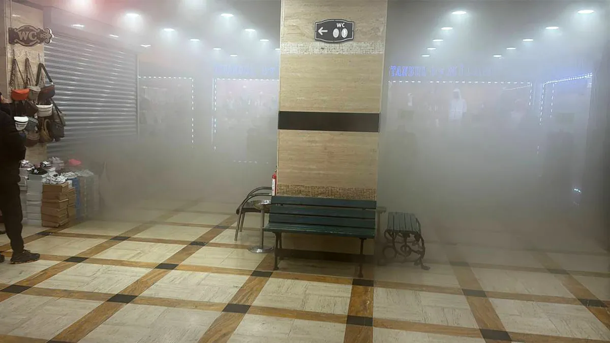 Alışveriş merkezinde çıkan yangın, söndürüldü