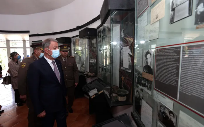 Milli Savunma Bakanı Hulusi Akar, Kırgızistan Cumhurbaşkanı Sadır Caparov ile görüştü