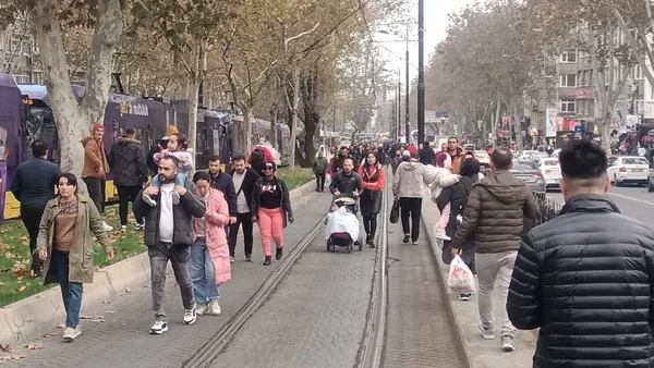 İstanbullunun çilesi bitmiyor! Bu kez de ray yerinden çıktı: Vatandaşlar tramvay yolunda yürüdü