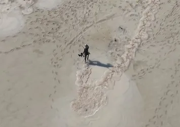 Kaçak avcılar dron kamerasına yakalandı