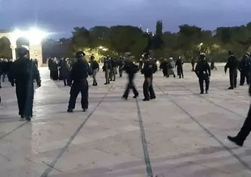 İsrail polisinden Mescid-i Aksa'ya baskın!