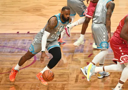 NBA All Star'da Steph Curry rekor kırdı! LeBron James'in takımı kazandı