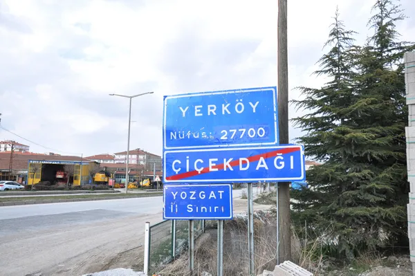 1617521385034.jpg Korona iki ilçeyi böyle ayırdı! Yolun bir tarafında serbest diğer tarafında kısıtlama! - 1