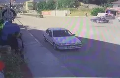 Motosiklet ile otomobilin çarpıştığı kaza kameraya yansıdı