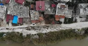 Evlerin yanında bulunan yol çöktü!