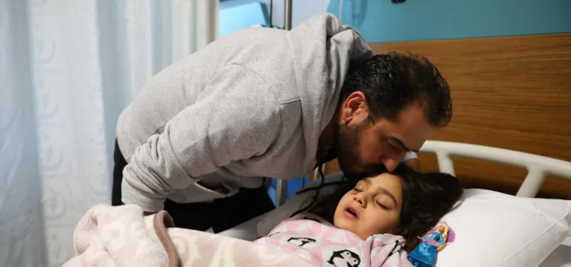 Enkazdan 101 saat sonra çıkarıldı! Baba ve kızının mucize kurtuluşu görenleri duygulandırdı