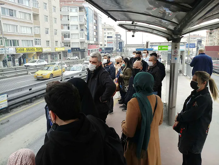 Son dakika: Metrobüslerde korkutan yoğunluk! Adım atacak yer kalmadı - 2