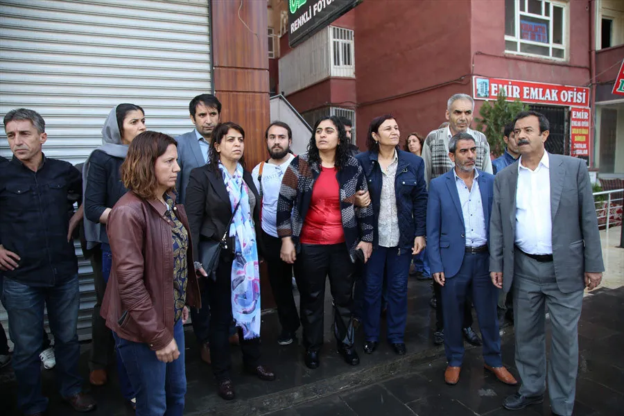 Diyarbakır'da belediye önünde toplanan HDP ve DBP'lilere vatandaştan sert tepki - 1