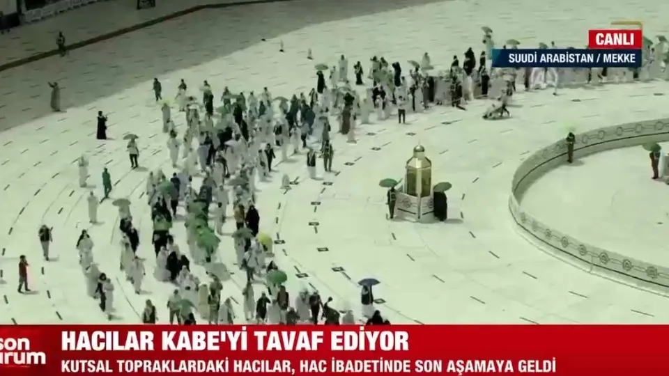Hacılar Kabe’yi tavaf ediyor