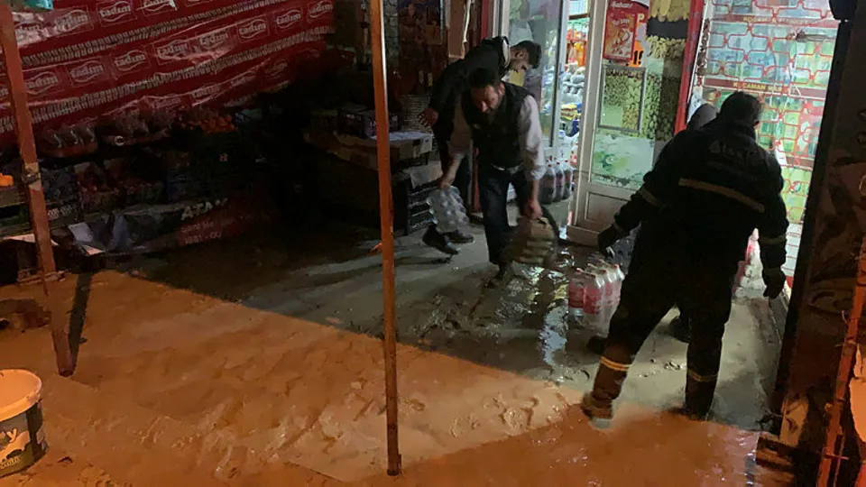 Başakşehir'de İSKİ deposundan su taştı! Çok sayıda ev ve iş yeri sular altında kaldı