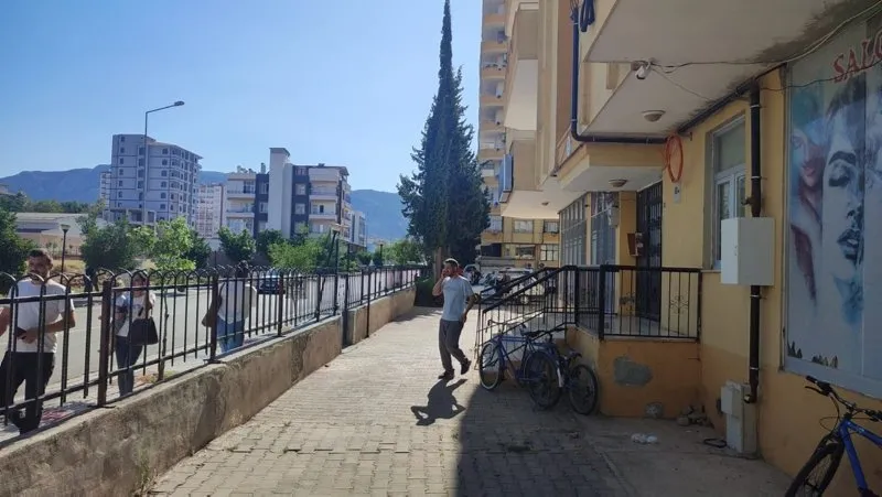 Adana'da 5,5 büyüklüğünde deprem! Vatandaşlar kendilerini sokağa attı | İşte panik anları