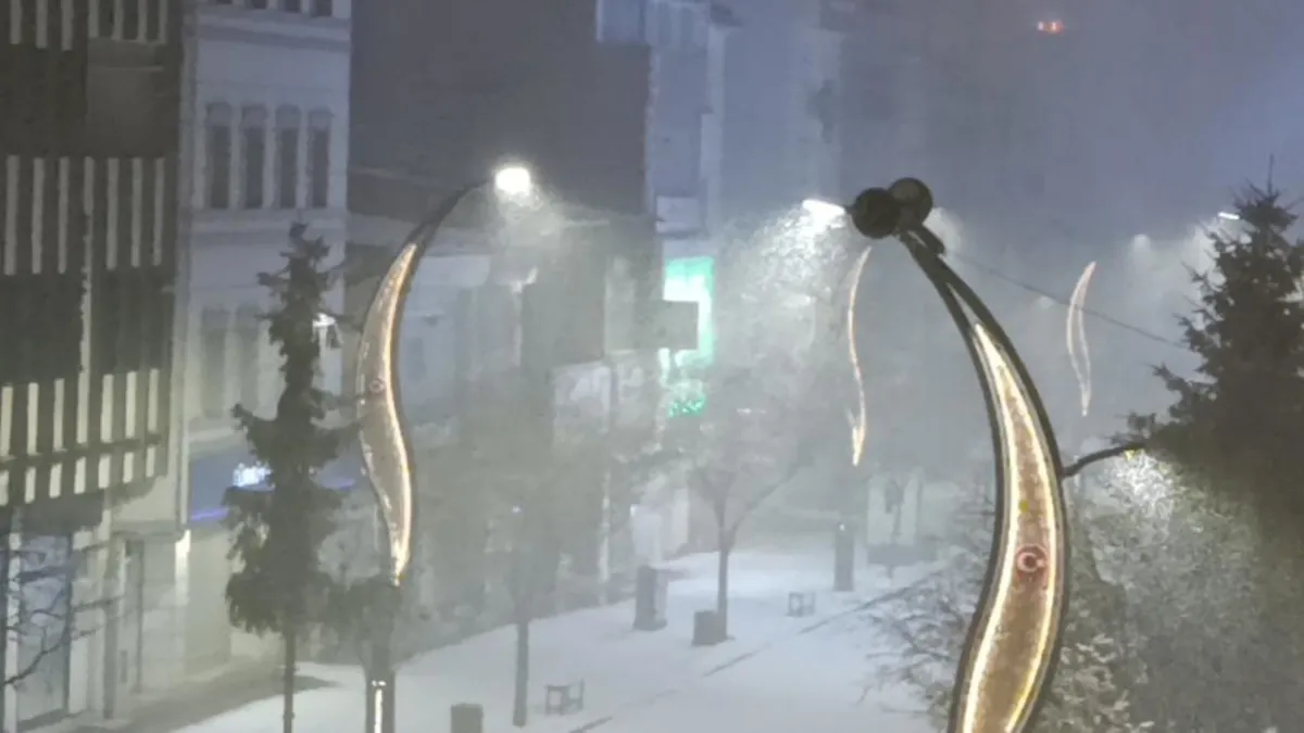 Kars'ta kara kış geri döndü: Sokaklar beyaz örtüyle kaplandı