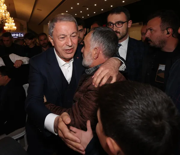 Türkiye'nin güvenliği onlara emanet! Bakan Akar halka tek tek anlattı: Teröristlerin sığınakları başlarına yıkıldı - 1