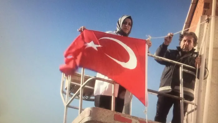 Hem hırsız, hem hain! Hırsızlık uğruna Türk Bayrağı’nı söktü... - 1