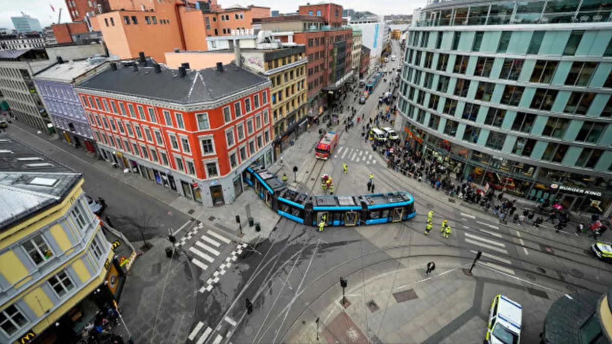 Oslo'da bir tramvay raydan çıktı mağazaya daldı!