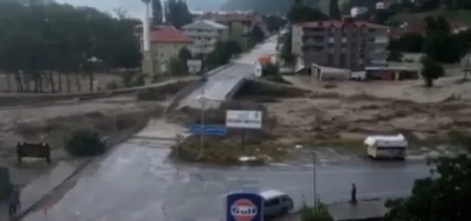 Sinop’ta sel felaketinden yeni görüntü! Köprünün yıkılma anı kamerada