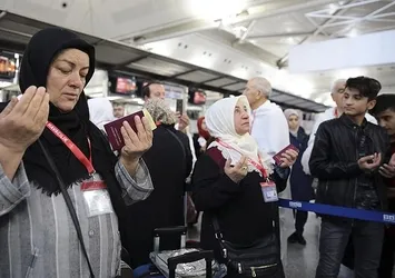 Şehit yakınları ve gaziler umreye gitti