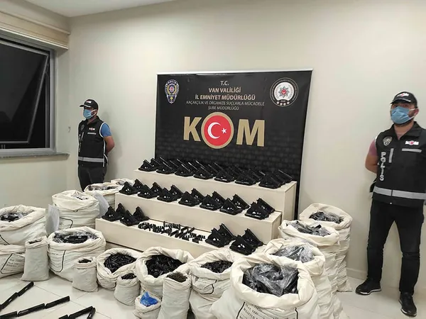 son-dakika-vanda-kolilere-gizlenmis-1300-tabanca-ele-gecirildi-1629655180155.jpg Son dakika: Van'da kolilere gizlenmiş 1300 tabanca ele geçirildi - 1