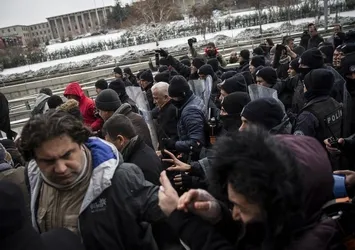 TBMM önünde izinsiz eyleme polis müdahalesi