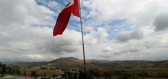 82 yaşındaki Seyit Tahir Öztepe tehditlere rağmen 35 yıldır Türk bayrağını dalgalandırıyor!