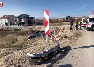 Yoldan çıkan otomobil asılı kaldı